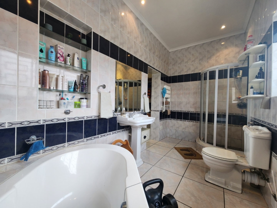 3 Bedroom Property for Sale in Levallia Western Cape